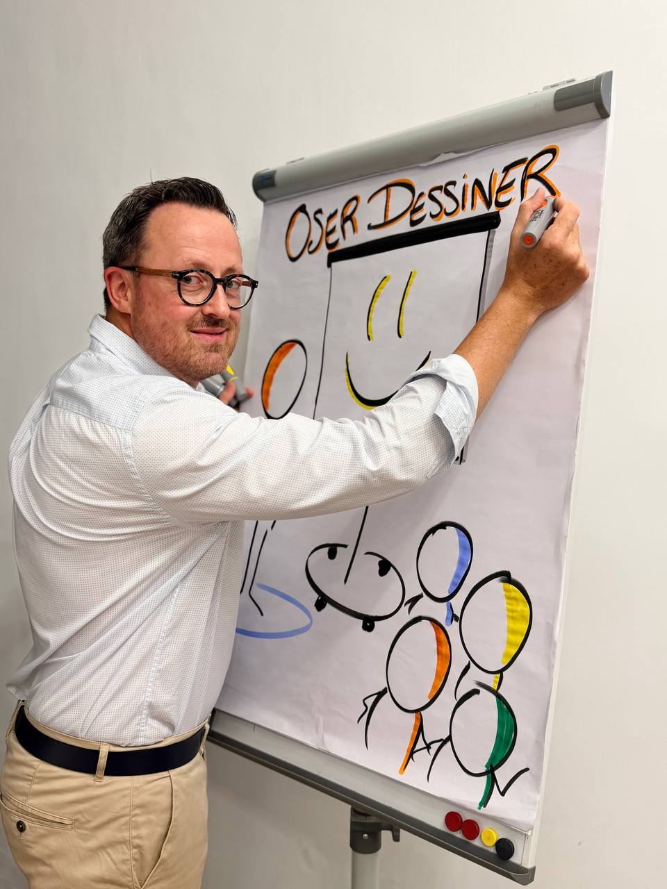 Alban Montreuil dessine au paperboard pendant un atelier
